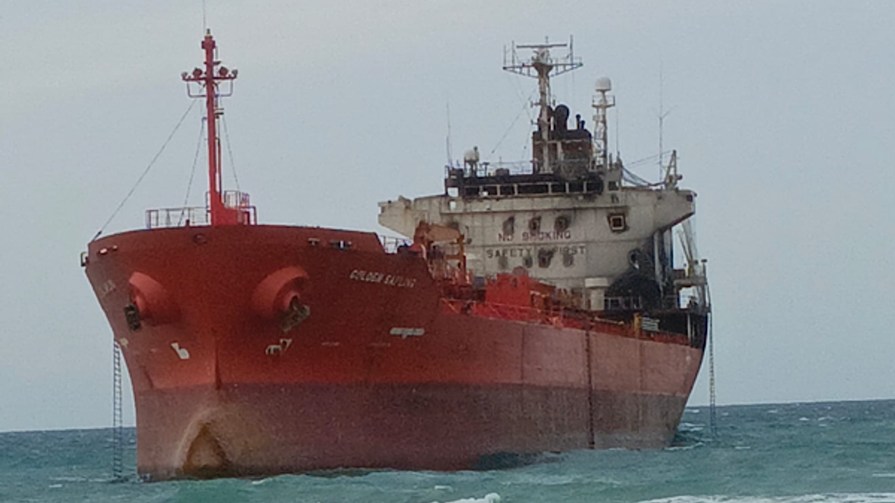 Karadeniz’de dron saldırısı: Çin bandıralı tanker Samsun’da karaya oturdu